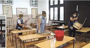  ??  ?? Učionice, klupe, stolice, podovi uveliko se čiste u Prvoj gimnaziji kako bi sve bilo spremno za početak nove školske godine