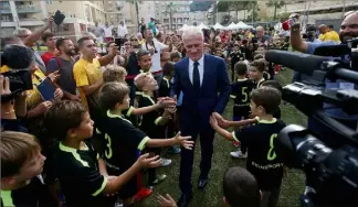  ?? (Photos Sébastien Botella) ?? Après une haie d’honneur, Didier Deschamps a donné son nom au stade de Cap-d’Ail aux côtés du prince Albert II. Son fils, Dylan, dont il ignorait la venue, est arrivé avec la Coupe du monde.