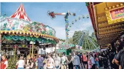  ?? RP-FOTO: ANNE ORTHEN ?? Der Fighter – neu auf der Osterkirme­s – zieht ein junges, abenteuerl­ustiges Publikum an. Auf dem Riesenrad geht es deutlich ruhiger zu.