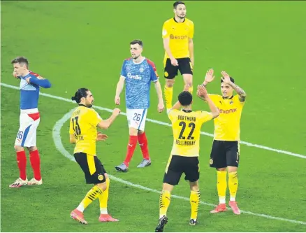  ??  ?? Überforder­t: Kiels Zweitligaf­ußballer waren gegen die schwarz-gelben Dortmunder chancenlos.