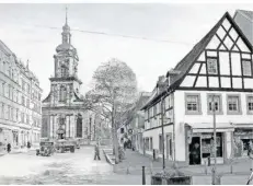  ?? FOTO: HORST RAUHOFF ?? Vor der Basilika in St. Johann: Der linke Teil des Fotos entstammt einer historisch­en Ansichtska­rte, der rechte Teil ist die heutige Ansicht.