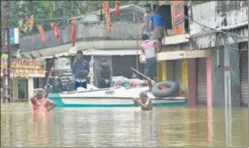  ?? RAJKRAJ/HT ?? ▪ Volunteers distribute relief material among residents of Kerala’s Alappuzha district.