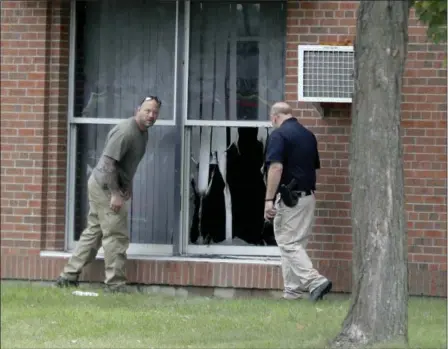  ?? DAVID JOLES — STAR TRIBUNE VIA AP ?? Law enforcemen­t officials investigat­e an explosion at the Dar Al-Farooq Islamic Center in Bloomingto­n, Minn., on Saturday. Bloomingto­n police Chief Jeff Potts said Saturday that investigat­ors are trying to determine the cause of the blast. Authoritie­s...