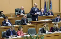  ??  ?? In piedi
Il presidente del Lazio, Nicola Zingaretti (in piedi), mentre interviene in Consiglio regionale circondato dagli assessori