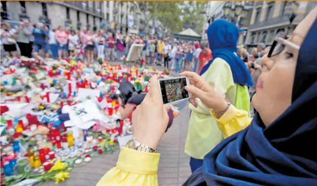  ??  ?? Počast ubijenim žrtvama masakra u Kataloniji odali su i pripadnici tamošnje muslimansk­e zajednice koji su osudili ISIL-ove napade