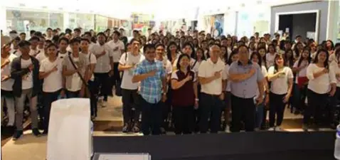  ??  ?? ORIENTATIO­N. Officials of the City of San Fernando led by Vice-Mayor Jimmy Lazatin join SPES participan­ts after their orientatio­n.--- CSF-CIO