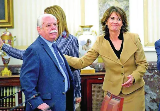  ??  ?? Luis Navajas junto a Dolores Delgado, quien le mantendrá en su cargo hasta que se jubile, en diciembre