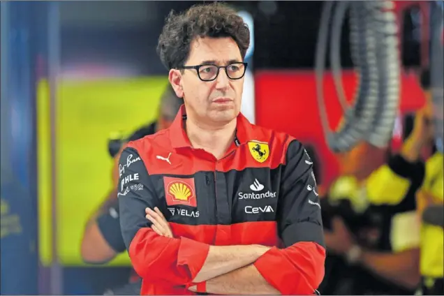  ?? ?? El jefe de equipo de Ferrari, Mattia Binotto, dentro del box ‘rojo’ durante los terceros entrenamie­ntos libres del GP de Italia disputados el 10 de septiembre en el circuito de Monza.