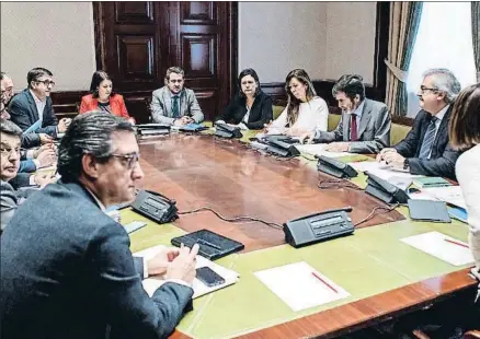  ?? DANI DUCH ?? La Mesa y los portavoces de la comisión territoria­l del Congreso, en la reunión de ayer