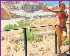  ??  ?? Thalia posó de sexi manera con un diminuto bikini en Utah. Le acompañan en este paseo su esposo e hijo