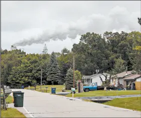  ?? BRIAN CASSELLA/CHICAGO TRIBUNE ?? A view from a neighborho­od near the Oak Creek coal-fired power plant Sept. 8 in Wisconsin.