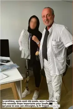  ?? (Photo N.C) ?? La prothèse, après avoir été posée, sera « habillée ». Une nouvelle étape importante pour Saadia, qui pose ici avec son chirurgien, le Pr Trojani.