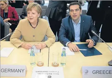  ?? ALAIN JOCARD / AFP ?? Angela Merkel y Alexis Tsipras, en Riga