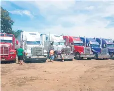  ??  ?? MUESTRA. Transporti­stas hondureños en Costa Rica compartier­on a LA PRENSA esta imagen de camiones varados en Heredia.