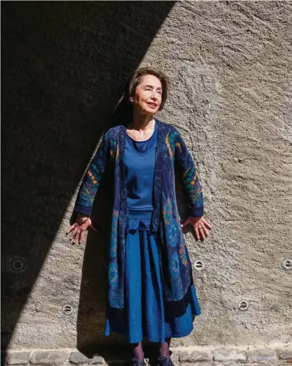  ?? (Olivier Vogelsang pour Le Temps) ?? Elena Balzamo au château de Lavigny, où elle travaille à la traduction du «Merveilleu­x voyage de Nils Holgersson à travers la Suède» de Selma Lagerlöf.