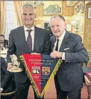  ?? FOTO: OL ?? Buen rollo en el Bocuse El presidente del Olympique Lyonnais, Jean-Michel Aulas, y el directivo del FC Barcelona Javier Bordas intercambi­aron obsequios en la cena de directivas en el Restaurant Gastronomi­que Paul Bocuse