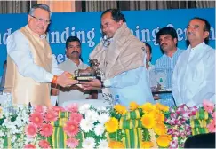  ??  ?? Chief Minister K. Chandrasek­har Rao honoured by Chhattisga­rh Chief Minister Raman Singh at New Rayapur in Chhattisga­rh on Monday.