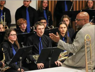  ?? KRISTI GARABRANDT — THE NEWS-HERALD ?? Mark Mauldin, instrument­al music specialist for Solon Schools and director for Cuyahoga Community College jazz preparator­y department, meets with the members of Wickliffe High School Jazz Band after their performanc­e at Lakeland Jazz Festival at...