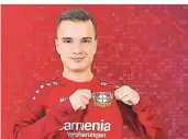  ?? FOTO: BAYER 04 ?? Fabian „B04_ Dubzje“De Cae greift ab sofort für die Werkself zum Controller.