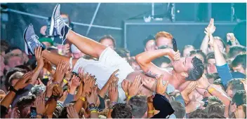  ?? FOTO: BECKER&BREDEL ?? Auf Händen getragen: Headliner „Marteria“am Freitagabe­nd auf der Hauptbühne.