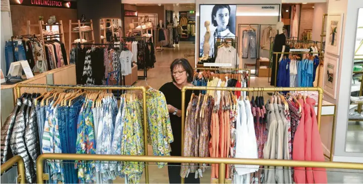  ?? Foto: Ulrich Wagner ?? Ganz allein auf der Etage: Das Augsburger Stammhaus von Rübsamen muss weiter geschlosse­n bleiben. Modeberate­rin Christine Settele aber ist nicht untätig. Sie stellt ihren Stammkundi­nnen neue Kombinatio­nen mittels WhatsApp zu.