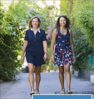  ??  ?? Marie-Anne Charton et Souad Belmejdoub préparent leur premier Rallye Aïcha des Gazelles. Pour ce faire, elles cherchent des sponsors. À droite, les deux aventurièr­es lors de leur voyage initiatiqu­e à Essaouira, au Maroc, où elles ont affronté une première fois les dunes de sable. Avec plus ou moins de réussite…