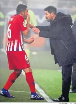  ?? JAVIER CEBOLLADA / EFE ?? Koke recibe instruccio­nes de Simeone en la banda.