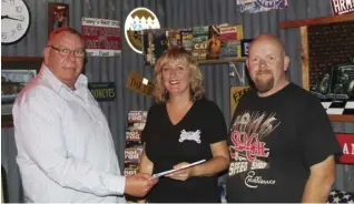  ??  ?? Wes Davies, Classic Driver Publisher, hands over the prize to Pam & Dean