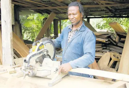  ?? NATHANIEL STEWART ?? Herbert Williams, a cabinetmak­er of Goshen in Mocho, Clarendon.