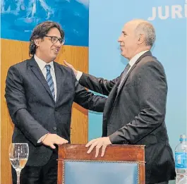  ??  ?? Juntos. Garavano y Lorenzetti en una disertació­n pública.