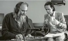  ?? Foto: Joel Ryan, Beats Internatio­nal, dpa ?? Mit Warren Ellis (links) erarbeitet­e Nick Cave das neue, nun überrasche­nd erschiene‰ ne Album „Carnage“. Einblicke in das ihn auch hier begleitend­e Notizbuch gewährt der Bildband „Stranger Than Kindness“.