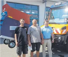  ?? FOTO: GEMEINDE ?? Freuen sich bei der Übergabe über den neuen Unimog (von links): Mitarbeite­r Dennis Ewerlein, Bauhofleit­er Thomas Ullrich und Kämmerer Matthias Käppeler.