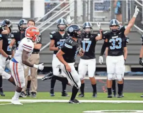  ?? KYLE ROBERTSON/COLUMBUS DISPATCH ?? Hilliard Darby quarterbac­k Blake Horvath rushes toward the end zone in the Panthers’ 17-0 win over Olentangy Orange.