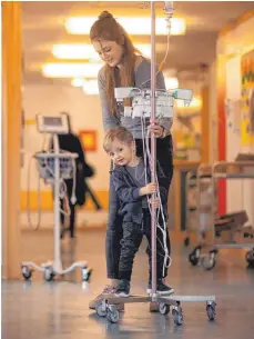  ?? FOTO: DPA ?? Levin Gebhardt erkrankte als Baby an Leukämie. Mit einer Stammzells­pende rettete ihm seine Mutter nach einem Rückfall das Leben.