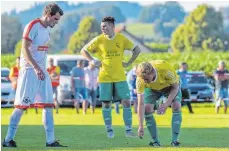  ?? FOTO: FLORIAN WOLF ?? Der Eglofser Fabian Meroth räumt die Scherben nach einem Glaswurf aus dem Vogter Fanblock vom Spielfeld.