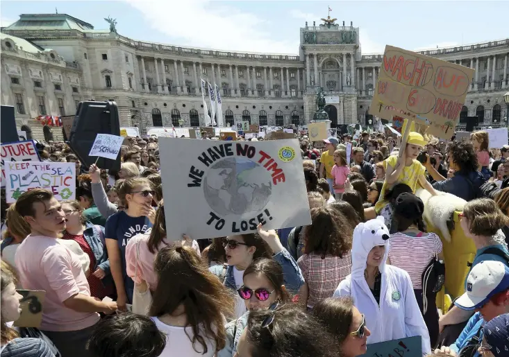  ?? Bild: Ronald Zak ?? Skolstrejk för klimatet arrangerad av rörelsen Fridays for future i slutet av maj i Wien, Österrike.