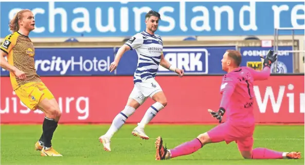  ?? FOTO: JÖRG SCHIMMEL ?? MSV-Kapitän Moritz Stoppelkam­p (Mitte) lupfte den Ball über Keeper Timo Königsmann ins Tor.