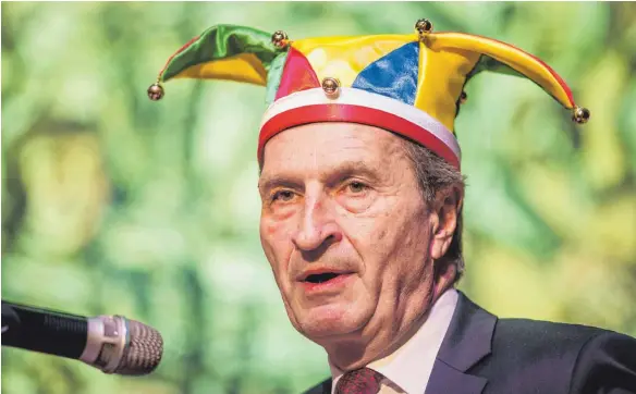  ?? FOTO: CHRISTOPH SCHMIDT ?? „ Wir sind die glücklichs­te Generation, die es jemals gab“: Bei der Dreikönigs­sitzung des Narrengeri­chts Stockach findet Günther Oettinger ( CDU) nachdenkli­che Worte.