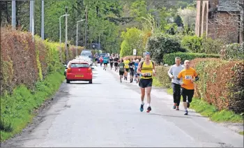  ?? 01_B15run01 ?? Runners taking part in last year’s race.