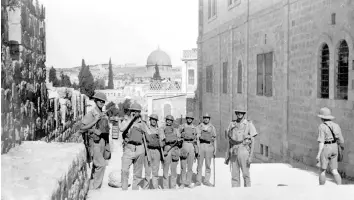  ?? (Wikimedia Commons) ?? BRITISH SOLDIERS in the Jewish Quarter of the Old City.