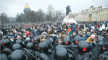  ?? DMITRI LOVETSKY/AP ?? Demonstrat­ors clash with police during a protest Saturday against the jailing of opposition leader Alexei Navalny in St. Petersburg, Russia.