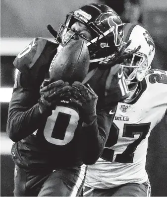  ?? Karen Warren / Staff photograph­er ?? Texans wide receiver DeAndre Hopkins (10) hauls in a key fourth-quarter pass from Deshaun Watson after beating Bills cornerback Tre’Davious White.