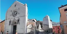  ??  ?? I due volti. Sopra, un viale di casette acquistate direttamen­te dai cittadini, in frazione Case sparse, a Norcia. Qui a sinistra, la basilica di San benedetto, distrutta dal sisma dello scorso 30 ottobre