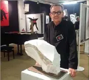  ??  ?? Daniel Verstraete, artiste et président de l’Atelier du lundi, devant ses sculptures en marbre de Paros, un marbre blanc délicat, fragile et très rare.