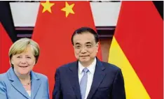  ?? Foto: Jason Lee, dpa ?? Bundeskanz­lerin Angela Merkel und Chinas Regierungs­chef Li Keqiang: Geschenke an Deutschlan­d.