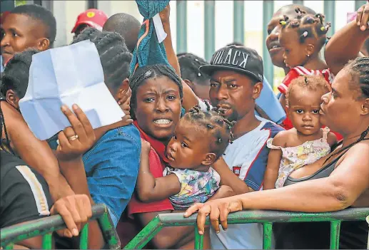  ?? FOTOS: AFP / AP ?? POBLACION VULNERABLE. El gobierno mexicano estima que este año llegarán al país alrededor de 800 mil hombres, mujeres y niños.