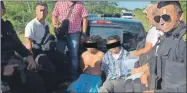  ??  ?? Policías estatales trasladan en un carropatru­lla de la SSP a los dos presuntos narcomenud­istas detenidos en la carretera Tetiz-Kinchil