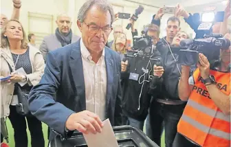  ?? BLOOMBERG CEZARO DELUCA ?? El día del referendum. Mas cuando coloco su voto aquel 1 de octubre.