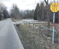  ?? FOTO: SABINE ZIEGLER ?? Diese gekieste Stellfläch­e am Unterurbac­her Weg zwischen Kurgebiet und B 30-Viadukt hat die Stadt eigens für Reisebusse befestigt, die Gäste in die Waldsee-Therme bringen und dadurch einen mehrstündi­gen Aufenthalt in der Kurstadt haben.