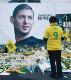  ?? | AP ?? Emiliano recibió homenajes por parte de la afición del Nantes y del Cardiff City.